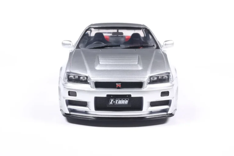 NISSAN SKYLINE GT-R (BNR34) WITH NISMO PARTS SILVER 1999 miniature 1/18 Solido vue de face