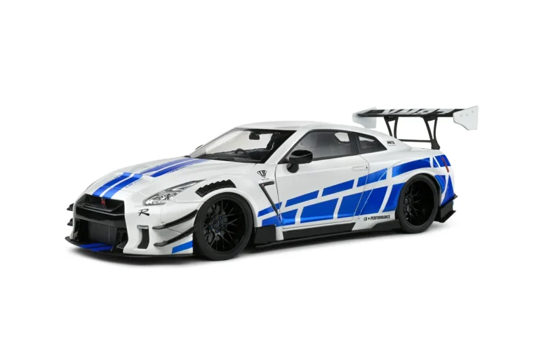 NISSAN GT-R (R35) W/ LIBERTY WALK BODY KIT 2.0 WHITE AND BLUE STRIPES 2024 miniature 1/18 Solido vue avant gauche