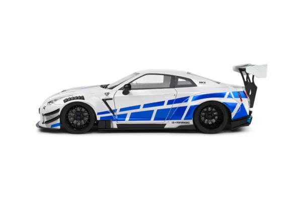 NISSAN GT-R (R35) W/ LIBERTY WALK BODY KIT 2.0 WHITE AND BLUE STRIPES 2024 miniature 1/18 Solido vue cote gauche