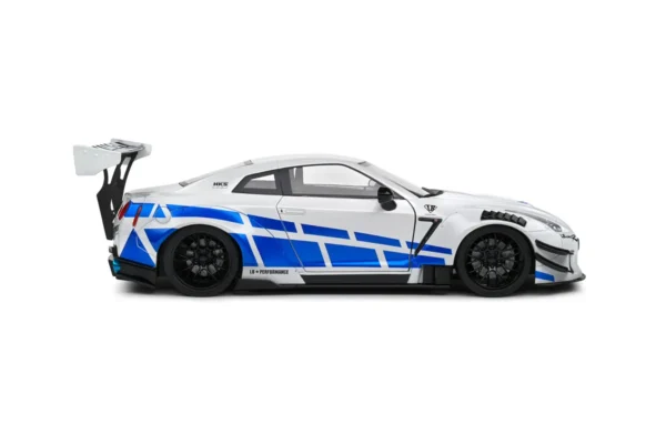 NISSAN GT-R (R35) W/ LIBERTY WALK BODY KIT 2.0 WHITE AND BLUE STRIPES 2024 miniature 1/18 Solido vue cote droit