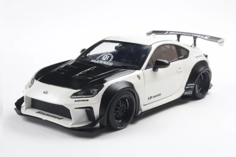TOYOTA GR86 LBWK BODY KIT PEARL WHITE 2024 miniature 1/18 Solido vue avant gauche