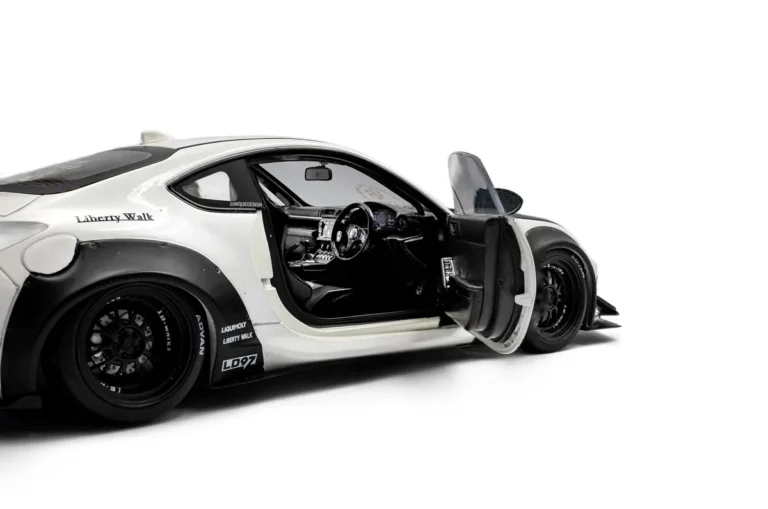 TOYOTA GR86 LBWK BODY KIT PEARL WHITE 2024 miniature 1/18 Solido collection