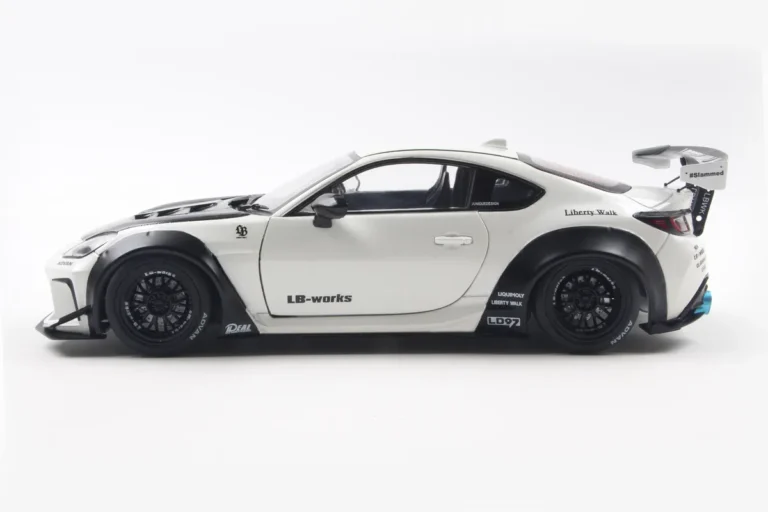 TOYOTA GR86 LBWK BODY KIT PEARL WHITE 2024 miniature 1/18 Solido vue cote gauche