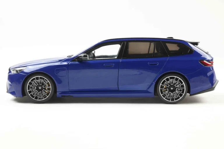 BMW M5 TOURING M MARINA BAY BLUE METALLIC 2024 miniature 1/18 Solido collection