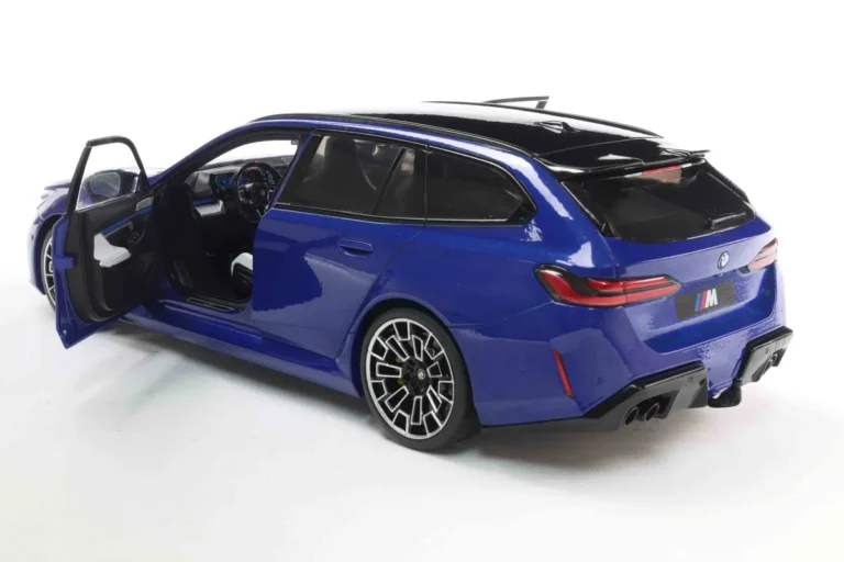 BMW M5 TOURING M MARINA BAY BLUE METALLIC 2024 miniature 1/18 Solido collection