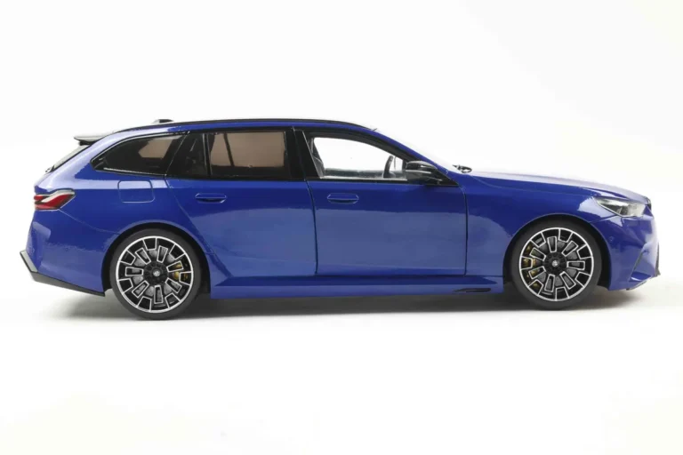 BMW M5 TOURING M MARINA BAY BLUE METALLIC 2024 miniature 1/18 Solido collection