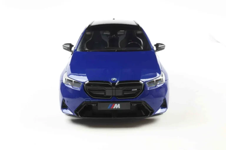 BMW M5 TOURING M MARINA BAY BLUE METALLIC 2024 miniature 1/18 Solido vue de face