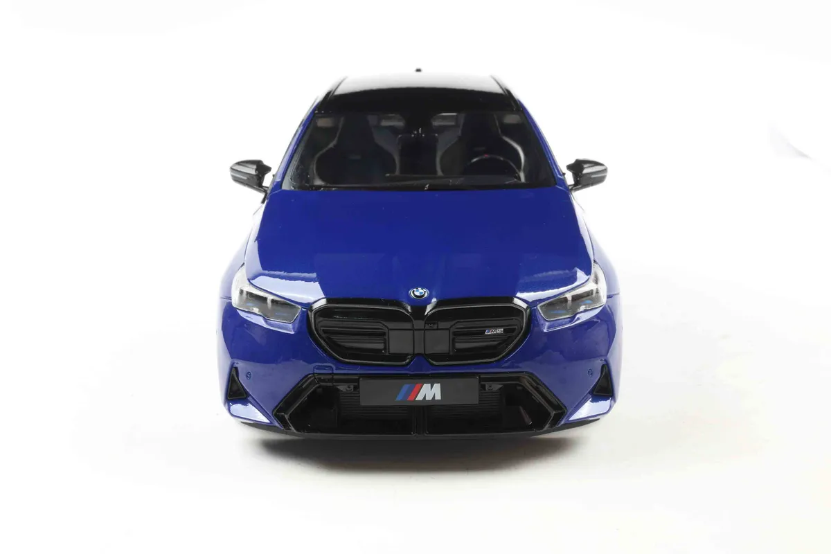 BMW M5 TOURING M MARINA BAY BLUE METALLIC 2024 miniature 1/18 Solido vue de face