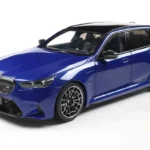 BMW M5 TOURING M MARINA BAY BLUE METALLIC 2024 miniature 1/18 Solido vue avant gauche