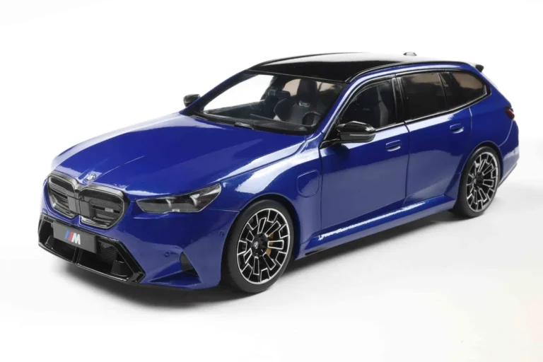BMW M5 TOURING M MARINA BAY BLUE METALLIC 2024 miniature 1/18 Solido vue avant gauche