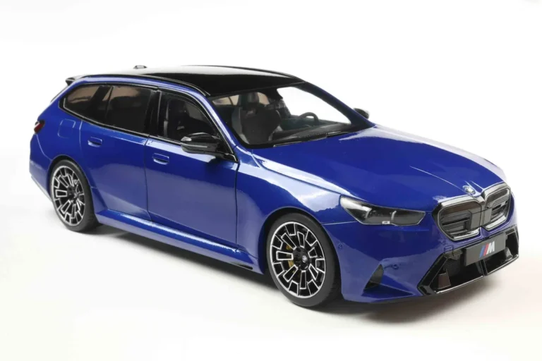 BMW M5 TOURING M MARINA BAY BLUE METALLIC 2024 miniature 1/18 Solido vue avant droite
